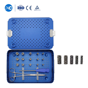 Razširljiv komplet instrumentov iz titanove kletke