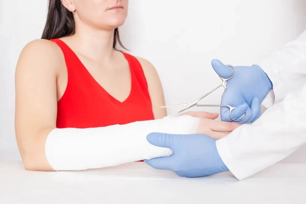 Zlomeniny dist&aacute;lneho r&aacute;dia: diagnostika, klasifik&aacute;cia a liečba